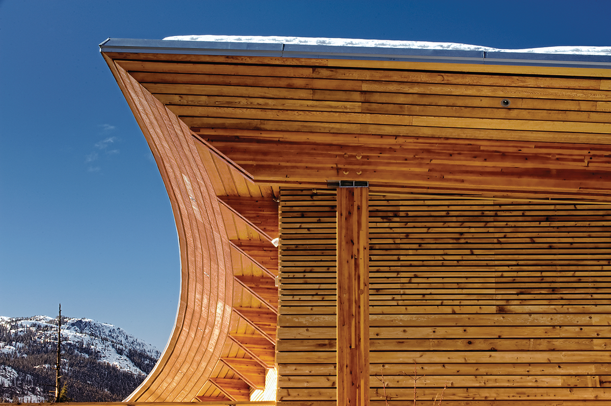 下雪的白天，斯格米什·利尔瓦特文化中心的屋顶悬垂特写，显示胶合层压木材(胶合木)，木制品和镶板