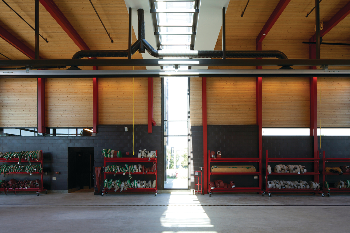 钉层压木材(NLT)实木甲板，用于屋顶和墙板，显示在这个史蒂夫斯顿消防大厅2号的内部车辆舱图像