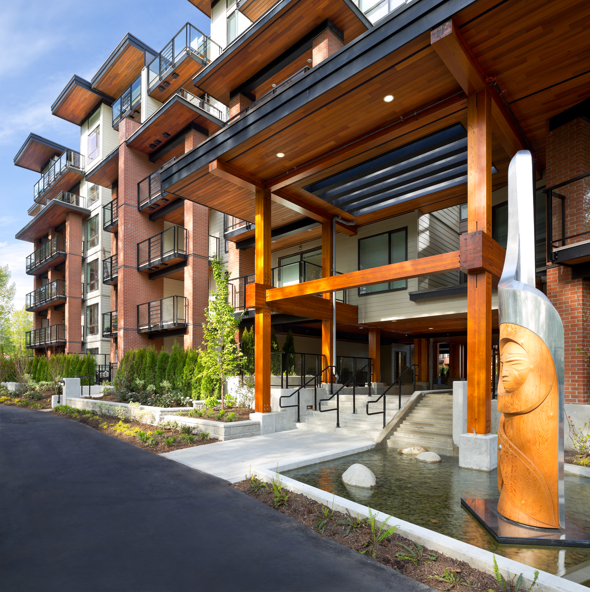“The Shore”是一个多层住宅发展项目，有许多大型木甲板和阳台