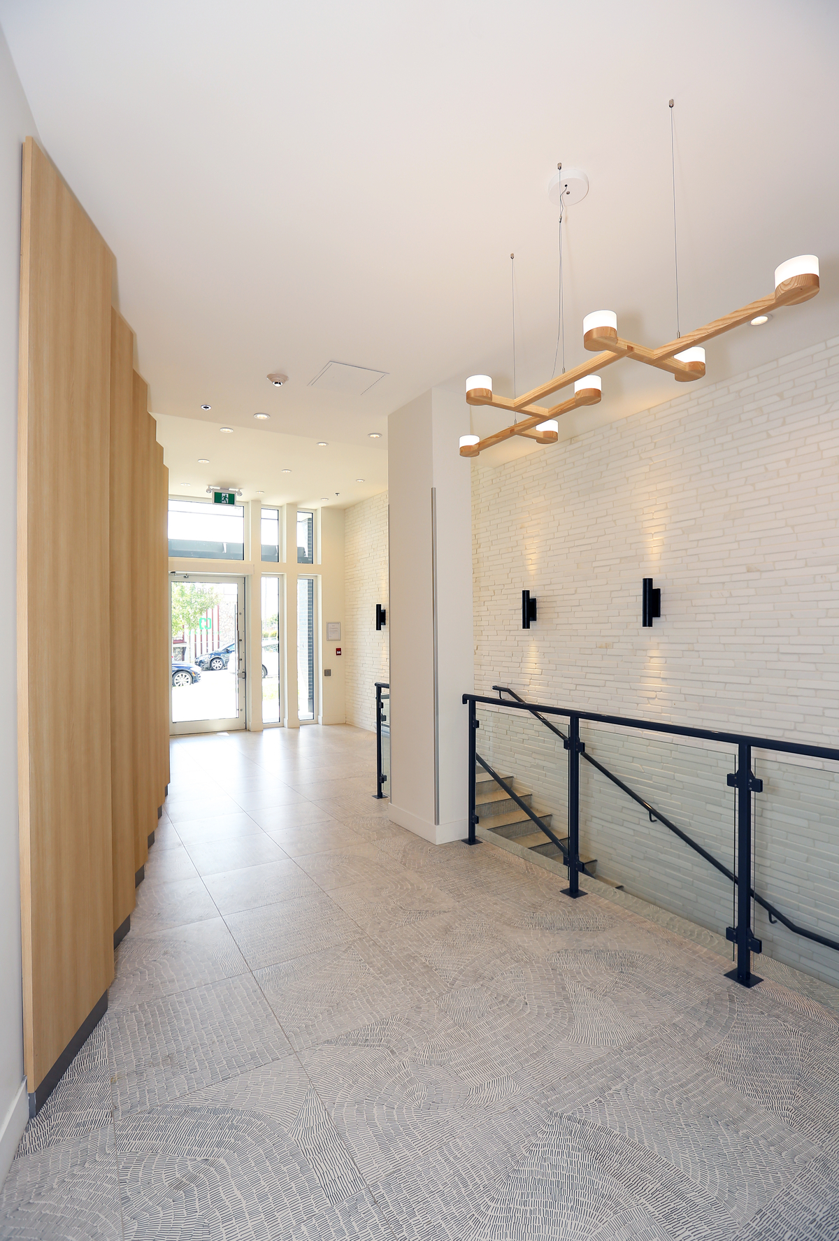 The Heights的室内入口视图，这是一个混合用途项目，有五层轻质木结构住宅，展示了木材的特色和装饰