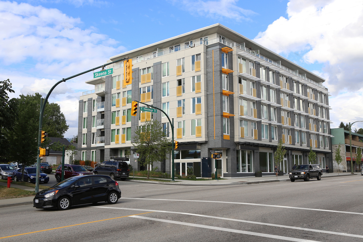 东温哥华高地六层的住宅租赁大楼，白天的外景如图所示，是加拿大获得被动住宅认证的最大建筑之一