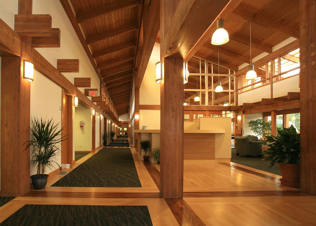 胶合木(胶合木)、木制品和镶板都展示在Tseshaht部落综合医院和健康中心阳光明媚的室内形象中，突出了木地板、木天花板、木梁和木材的特色