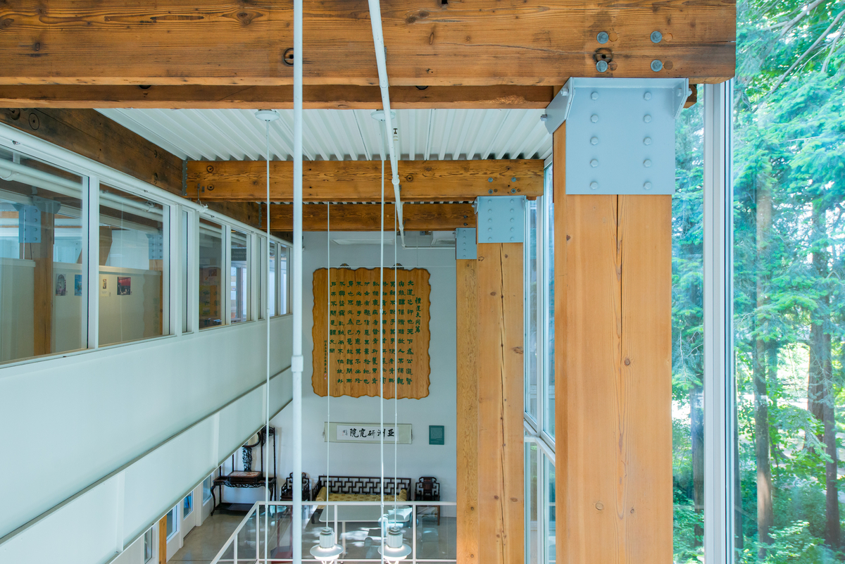实锯的重型木梁和柱，与相关的金属配合板，在UBC CK Choi大楼上层的中庭区域，有玻璃外观