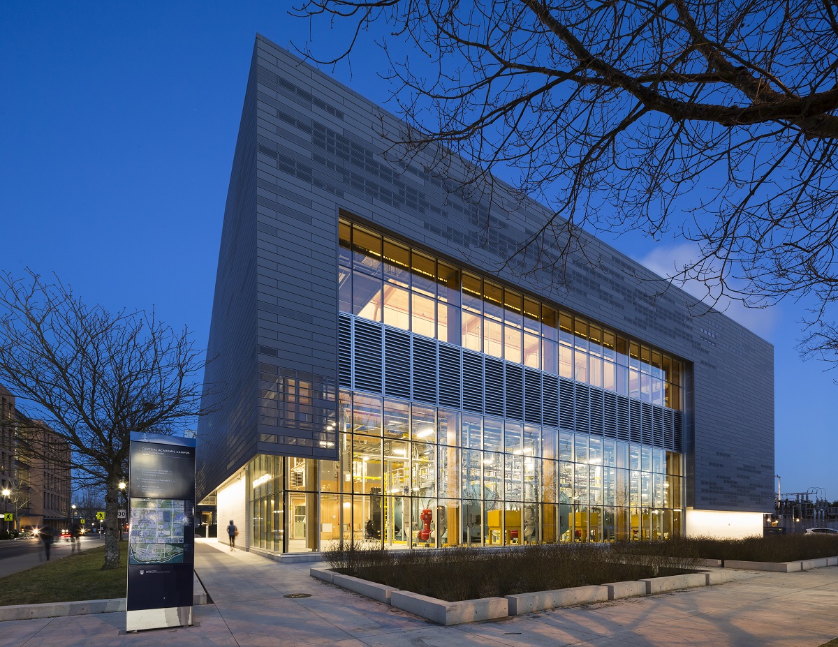 UBC校园能源中心的外部夜景，采用透明玻璃设计和胶合层压木材(胶合木)柱子和梁框架，交叉层压木材(CLT)封闭的墙壁和屋顶