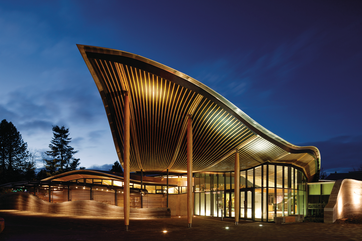 凡德森植物园的外部夜景，外部覆盖的入口，通过精确的预制技术实现了木屋顶设计