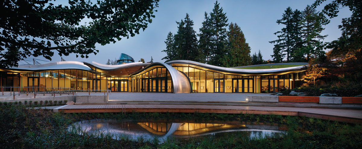 凡德森植物园游客中心阴天的傍晚景象，突出了通过精确的预制技术实现的木质屋顶设计