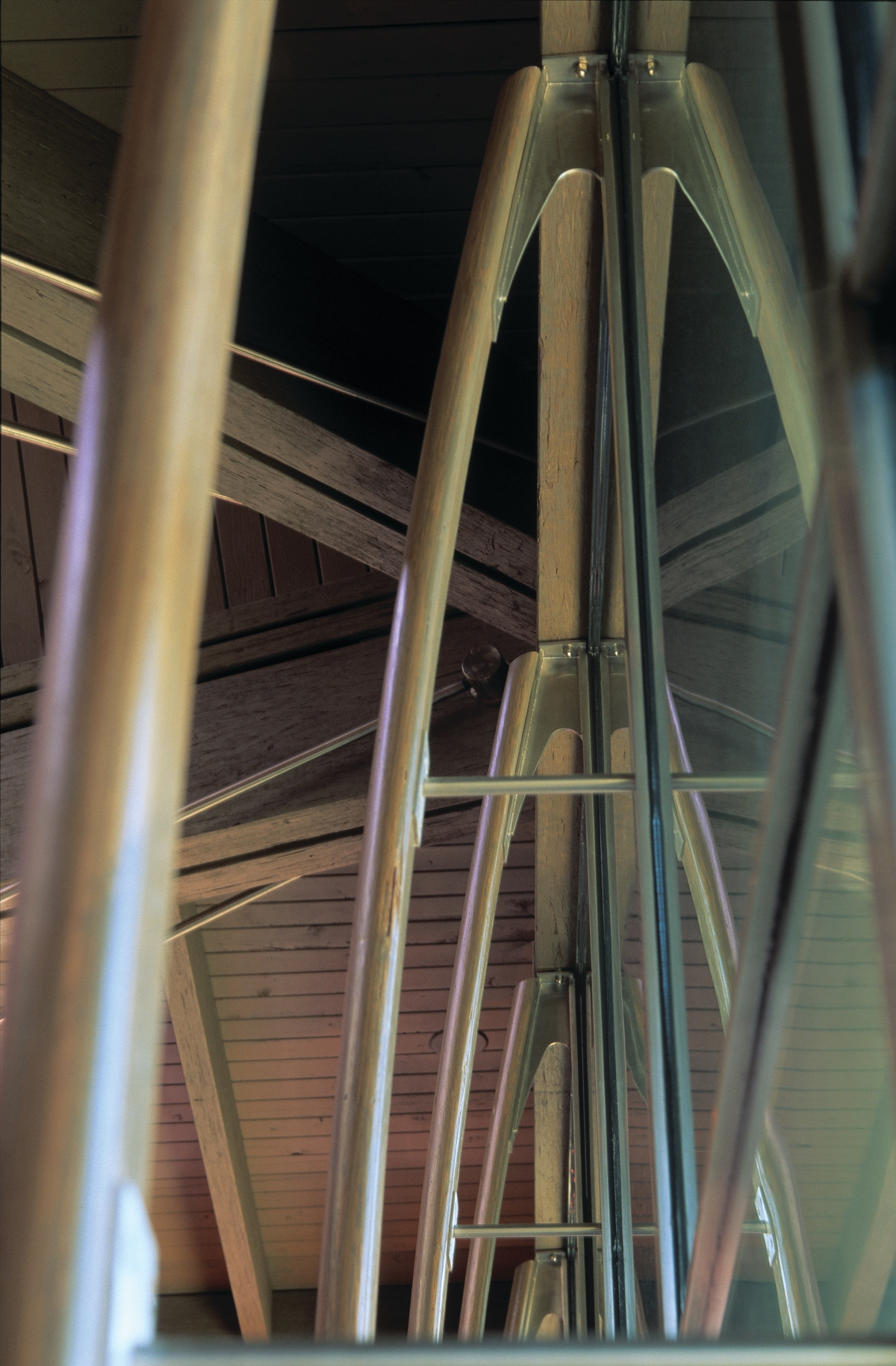平行绞线木材(PSL)屋面梁支撑尺寸木材屋面甲板，全部由钢和磨细的PSL桁架竖框支撑。