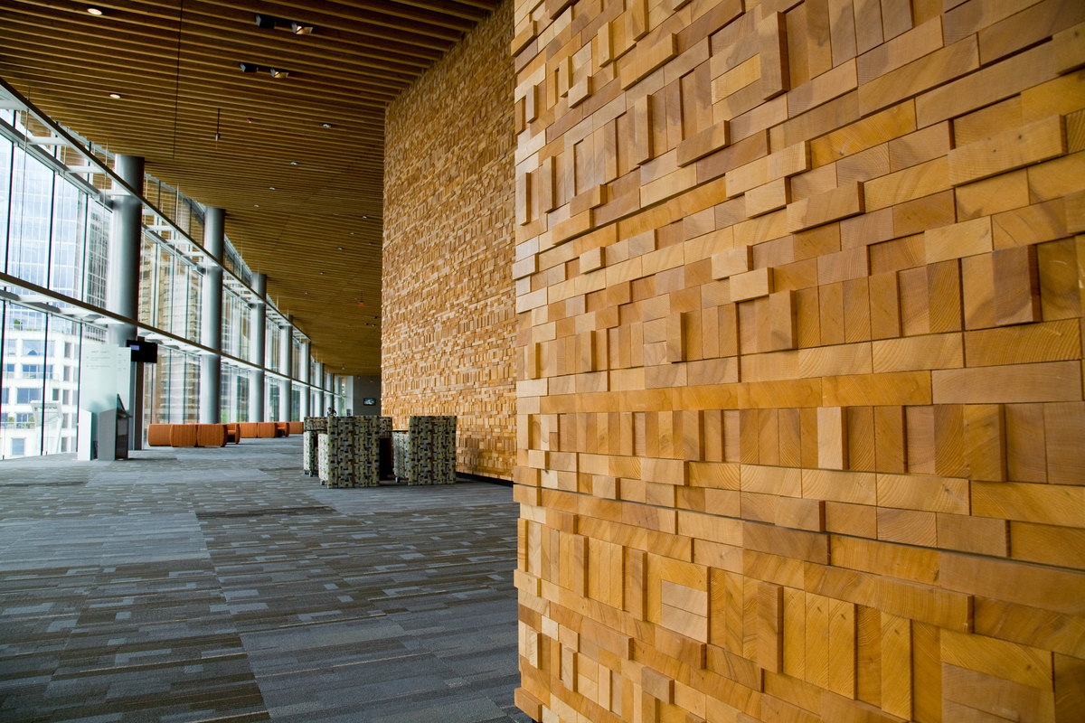 温哥华会议中心阳光充足的室内景观，展示了多层墙壁的装饰表面，垂直和水平的木板末端突出不同的数量