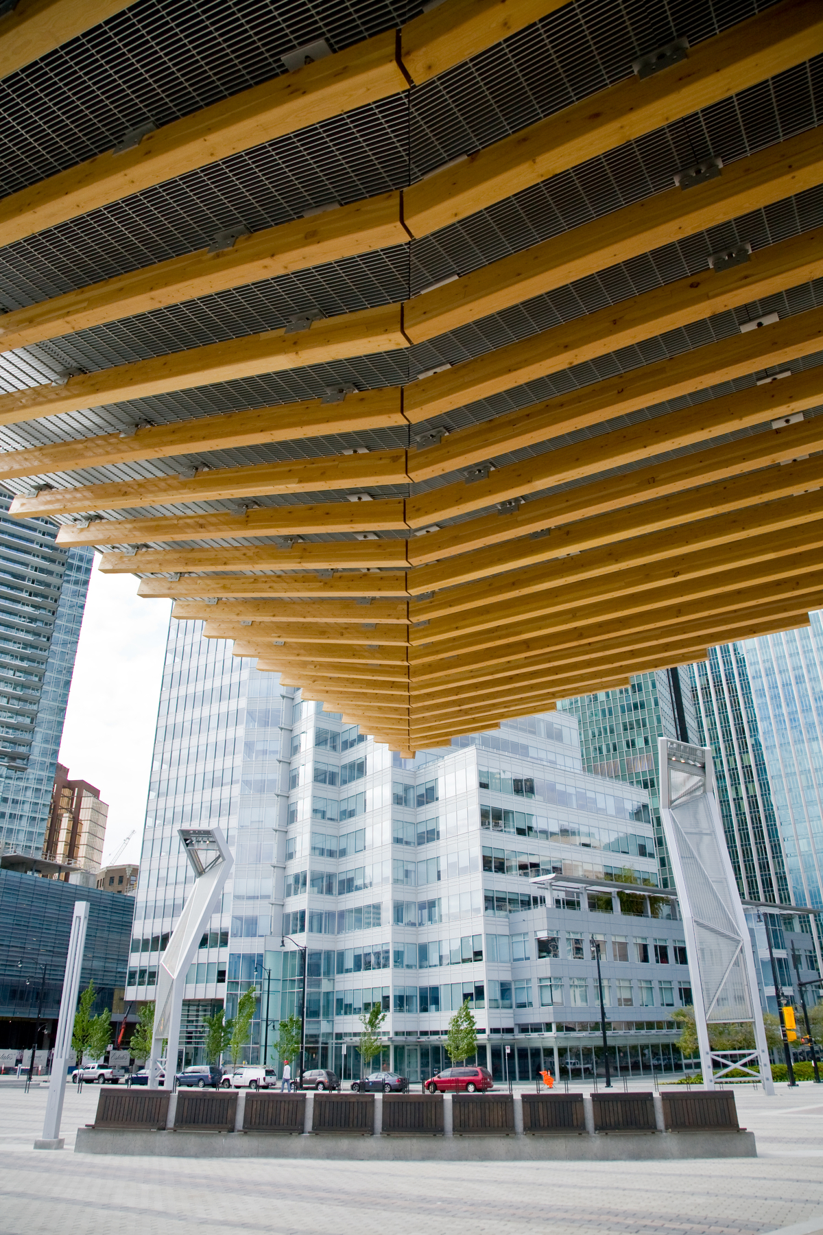 在温哥华会议中心西大楼的日间特写外部图像中，胶合木(胶合木)天花板梁固定在金属网格上