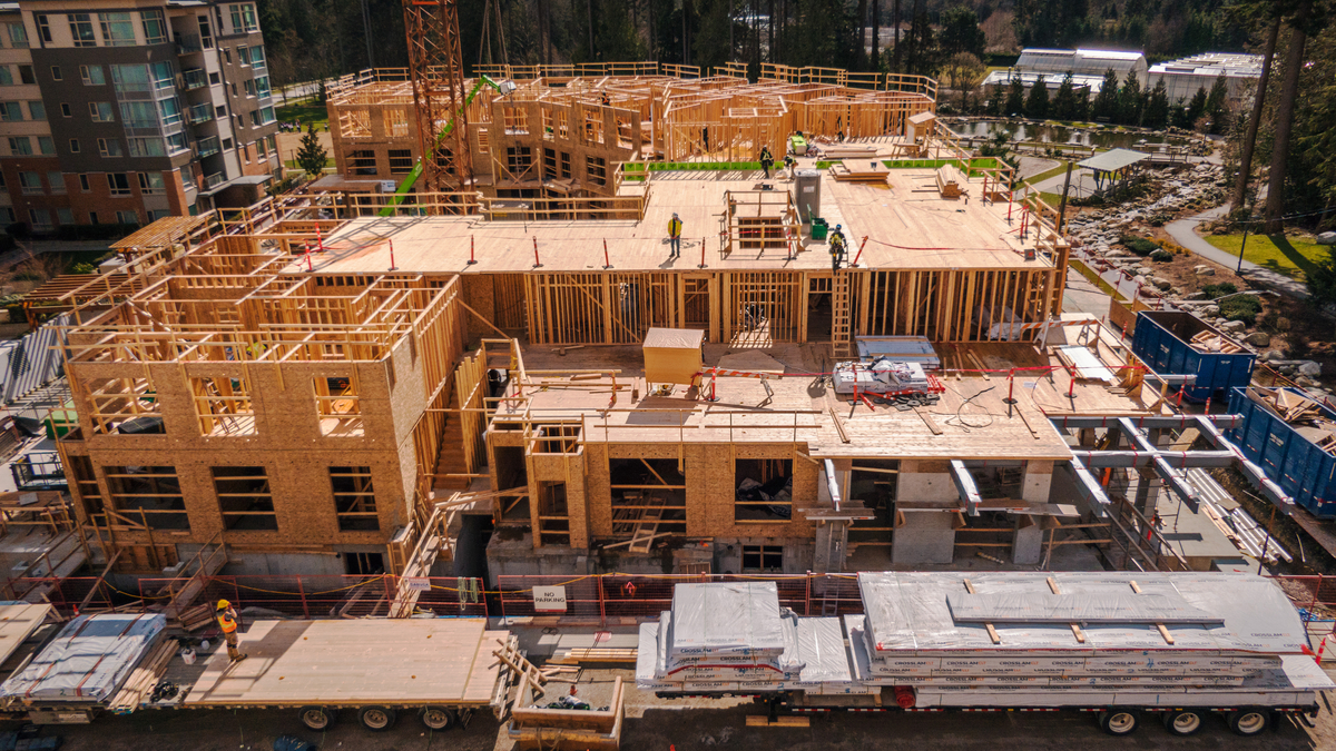 混合多家庭住宅Virtuoso建筑施工期间的室外日间空中上层图像，显示轻质框架结构和交叉层压木材(CLT)地板