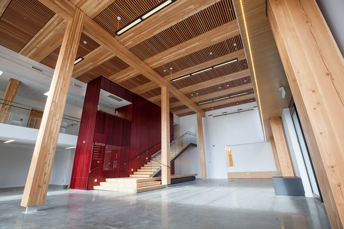 木材板条天花板，胶合层压木材(胶合木)柱和梁，以及层压单板木材(LVL)楼梯都是木创新和设计中心多层主大厅白天后期建筑形象的特色gydF4y2Ba