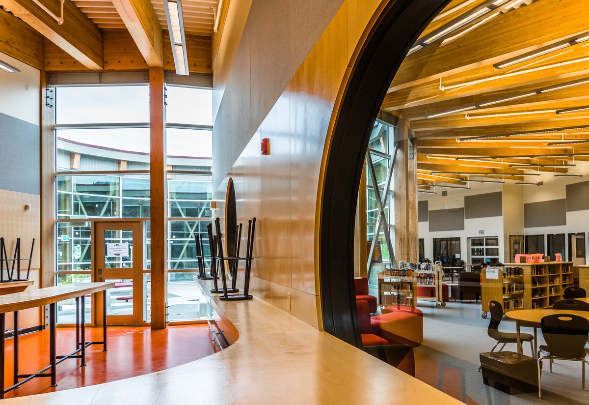 胶合层压木材(胶合木)，层压单板木材(LVL)和胶合板在惠灵顿中学的室内景观中突出