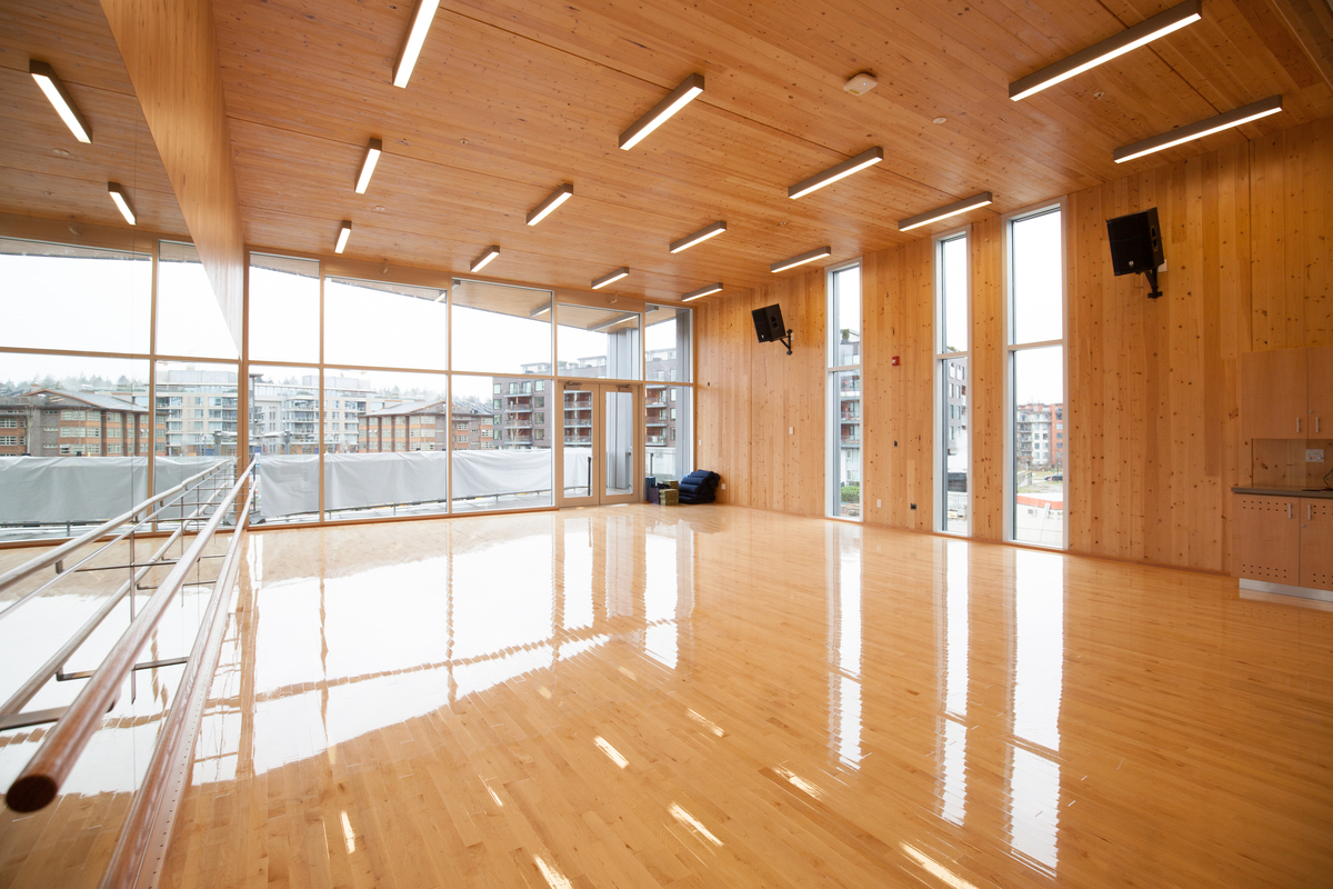 墙壁、天花板和地板上的交叉层压木材(CLT)镶板是Wesbrook社区中心这个欢快照明的舞蹈室的亮点