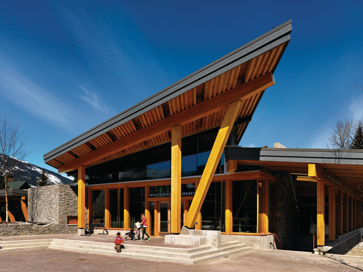 惠斯勒公共图书馆覆盖的主入口外阳光明媚的白天景色，显示胶合木(胶合木)，木制品，装饰，和外部屋顶与边缘底梁上的板条