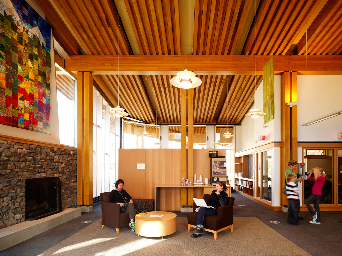 惠斯勒公共图书馆的内部视图，展示了回收的道格拉斯冷杉木制品，并具有木材柱子和横梁，被动式房屋/高效，以及木质预制建筑技术