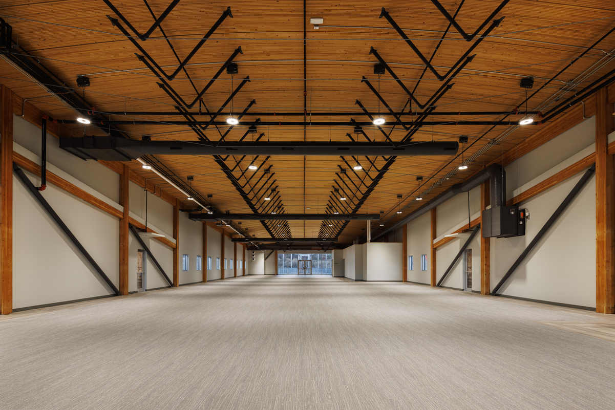 空机库的内部视图，与暴露的木天花板，和强调木梁在墙上。