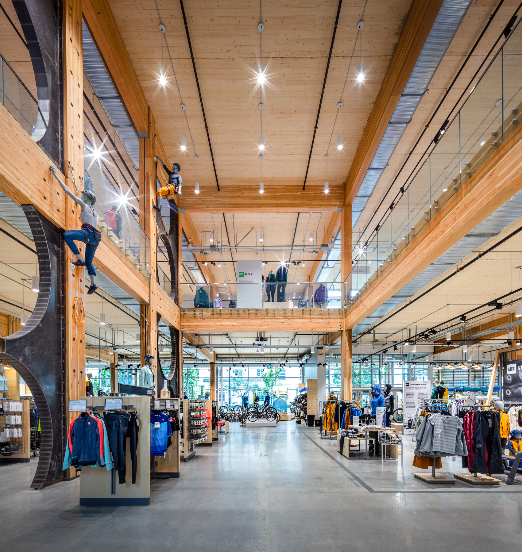 MEC旗舰店宽敞的室内，以大规模的木结构建筑为特色