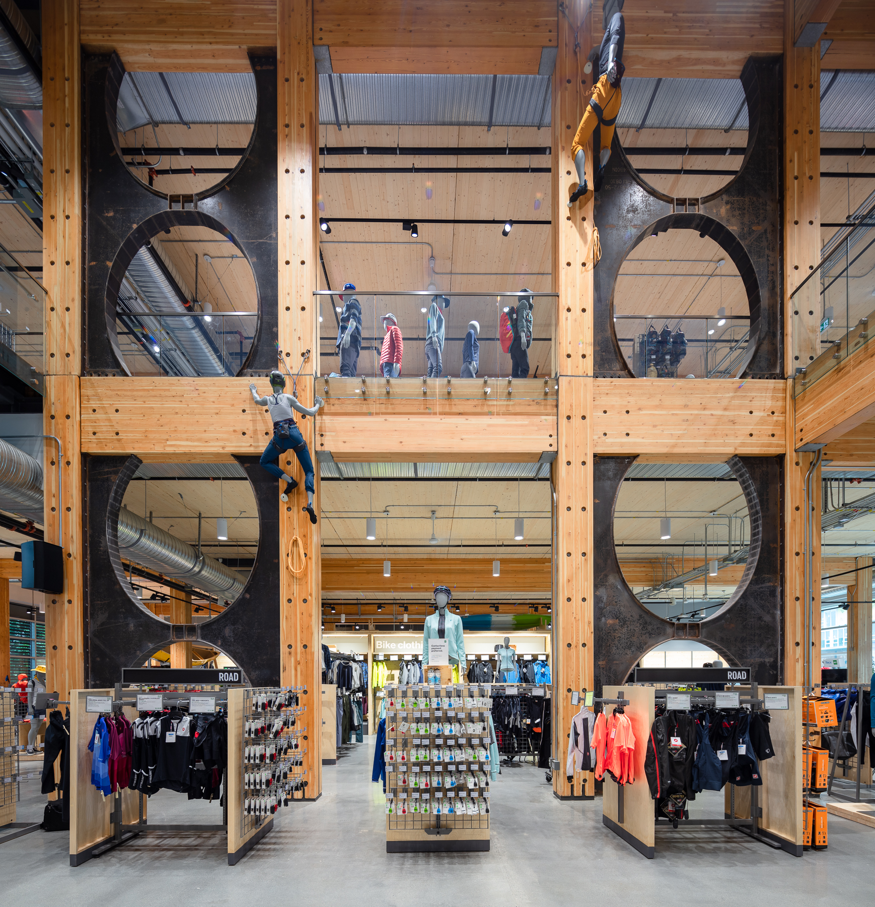 MEC旗舰店宽敞的室内，以木材和大量木结构为特色
